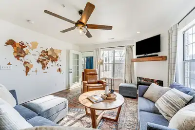 Image de Sunroom, Fireplace: Lakefront Branson Condo