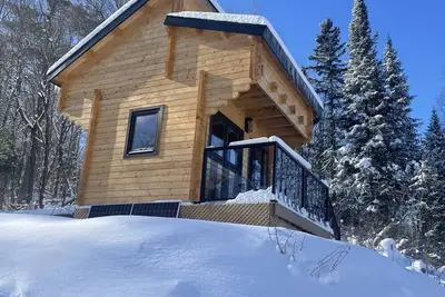 Image de Hilltop treehouse located at the edge of Muskoka