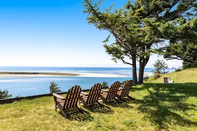 Image de Ocean-view dog-friendly home with hot tub, large lawn, home office, & Ping-Pong