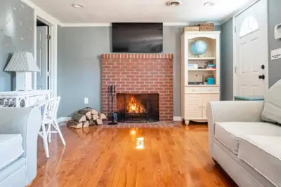 Image de Stunning seaside cottage and luxury loft, walk to beach, family + pet, sleeps 8