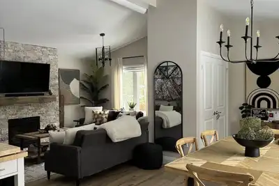 Image de Honeycomb Cottage - Short Walk to Beautiful Woodland Beach!