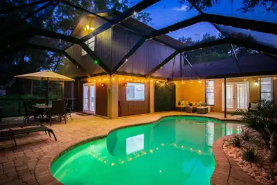 Image de Luxurious & Cozy 6bed Gem ~ Heated Pool ~Fire Pit ~ Bar & Game Room ~ Downtown