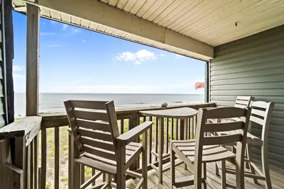 Image de Serene oceanfront condo w/ pool, central Ac, & washer/ dryer