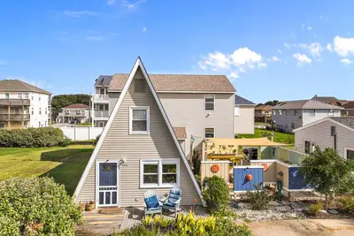 Image de Beach house with Pac-Man arcade, deck, grill, cornhole, outdoor shower - dogs Ok