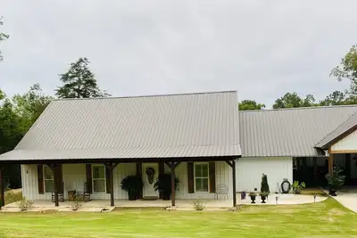 Image de 4 bedroom home with a touch of country close to Ua