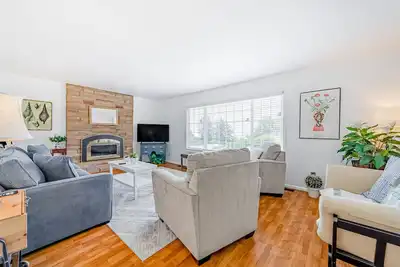 Image de Welcoming beach escape near shopping & dining with fast WiFi, central Ac & W/D