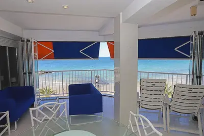 Image de Appartement Front de Mer à Salou avec Terrasse Panoramique et Équipements Modernes