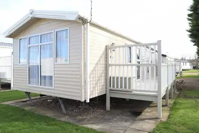 Image de Comfortable modern 12ft-wide caravan with one double and two twin.