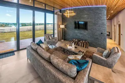 Image de Three bed lodge with two king-size beds and one twin (king by arrangement).