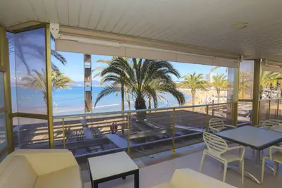 Image de Appartement Moderne en Bord de Mer avec Terrasse Panoramique, Accès Direct à la Plage et Climatisation