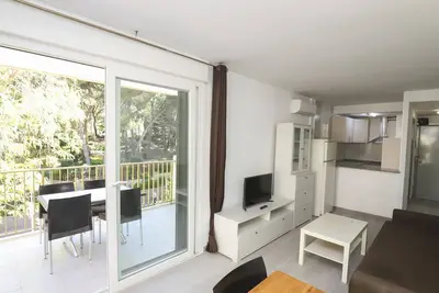 Image de Appartement à Salou avec 2 chambres, terrasse spacieuse et climatisation, proche de toutes commodités