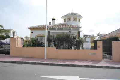 Image de Villa \"Capricho\" avec vue sur les montagnes, piscine et Wi-Fi.