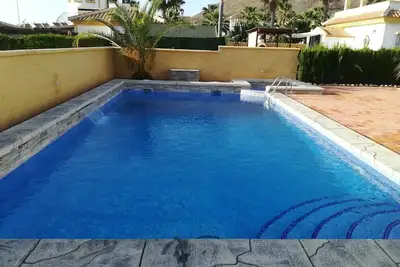 Image de Maison de vacances 'Villa Casa del Sol' avec vue sur les montagnes, piscine et Wi-Fi.
