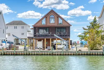 Image de Off Duty | Waterfront, Dock & Boat Lift, Screened Porch, Tiki Bar + Community Pools, Pet Friendly