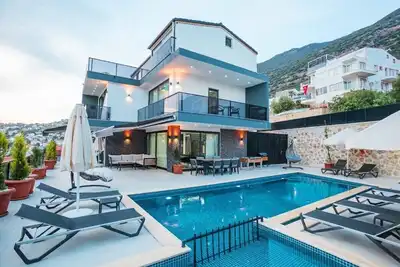Image de 4 Bedroom Luxury Villa, Sea Views Heated Indoor Pool, Sauna, Gym, and Games Room