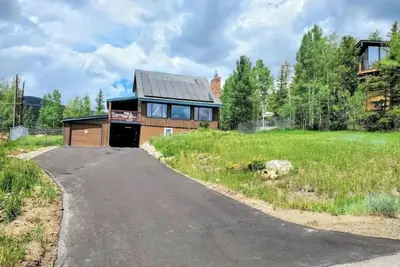 Private hot tub, Trails, Deck, Incredible views!