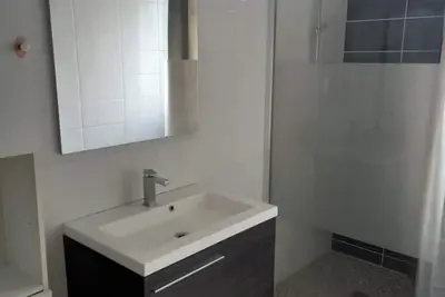 Image de Maison chaleureuse avec cheminée et jardin