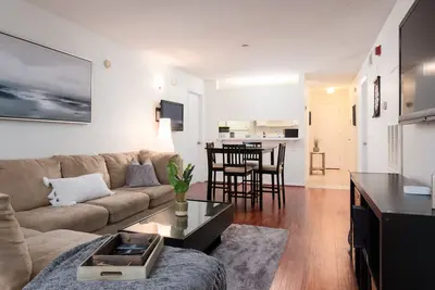 ❈❈ Spacious Condo with balcony mins to Uf, Shands, and Downtown ❈❈