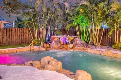 Image de Sunny Florida Escape: Private Heated Pool, Hot Tub, Putting Green, Beach Nearby!