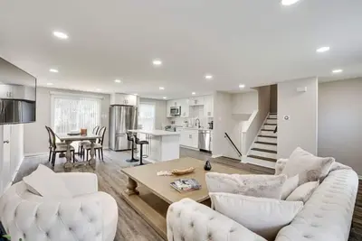 Image de Your Private 4 Bedr, 3 Lvl, Completely Renovated Home w/ Attached 2-Car Garage