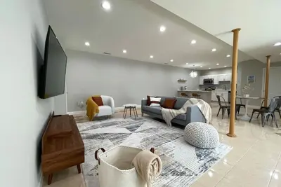 Image de Mid-Century Luxury Retreat, 2 Bedr, Kitchen, Sauna, Walk to Shops + Restaurants