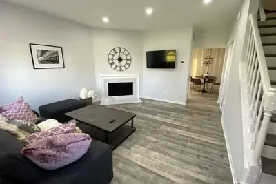 Image de Contemporary 2 Bedr, 2 Lvl Home, Designer Kitchen, Office + 1 Gig Internet Speed ⚡