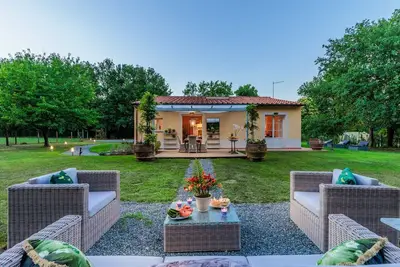 Charming Cottage with Private Pool in Lucca