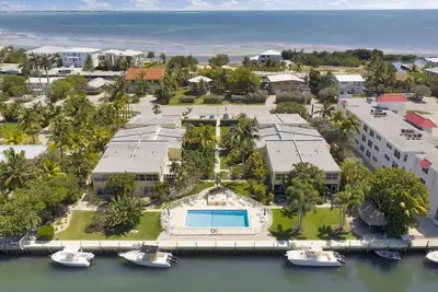 Image de Beautiful canal front townhouse w/paradise feel, 3 blocks from Sombrero Beach