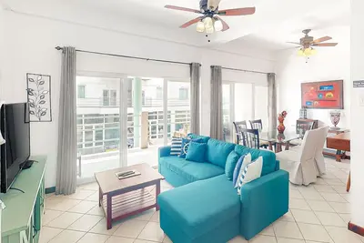 Image de Stylish condo near the beach with pool, fast WiFi, partial ocean views & Ac
