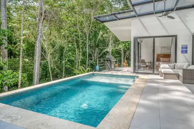 Image de Brand-new holiday house near beach with lush yard, pool, outdoor shower, deck