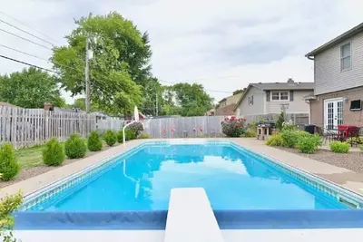 Image de 4bdr Luxury in the Shadow of Ims, close to Downtown Indy, Airport