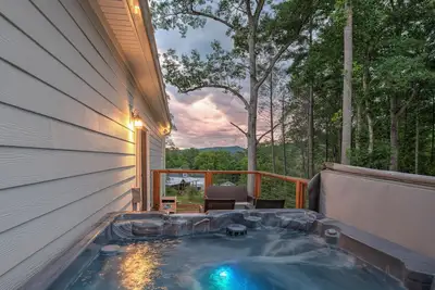 Image de New home near Omni, Biltmore, Asheville, & Breweries! Hot tub! Firepit!