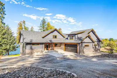 Image de Gorgeous riverfront home with fireplace, fast WiFi, central Ac, & washer/dryer