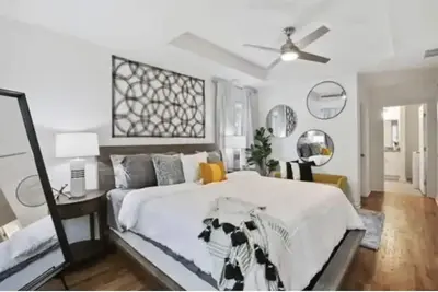 Image de ***New Listing***Luxe @ The Park is an inviting Oasis!