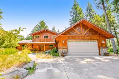Image de Custom, log home on Alderbrook Golf Course with great deck