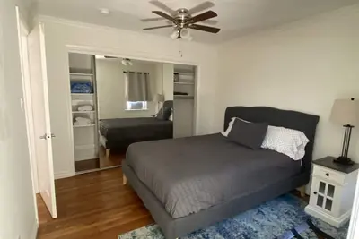 Image de Walk to Beach, Parking Laundry Ac & Patio, Classic & Comfortable Beach Cottage