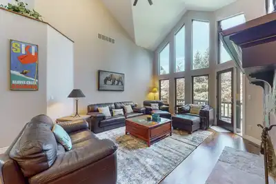 Image de Stunning mountain abode near the slopes with deck, grill, W\/D & shared hot tub