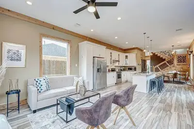 Image de Cabin On Main St✦Sleeps 10✦Central✦King Bed ✦Wifi