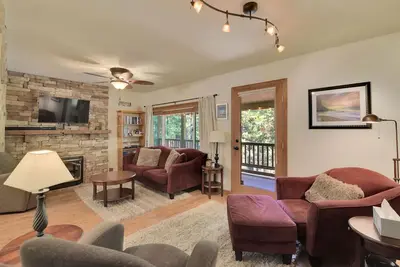 Image de Pet Friendly, Pool Table + Ping Pong, close to Lakes, Hiking and Skiing and More!