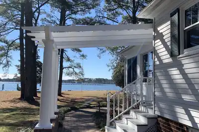 Image de Beautiful Gwynn’s Island Waterfront Home