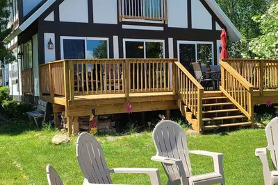 Image de Family Friendly Lakefront Whimsical Cottage with Beach in Sister Lakes, Michigan