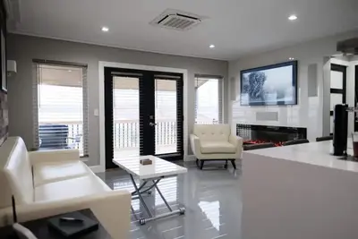 Image de Stunning exec spa retreat w/panoramic lake views!