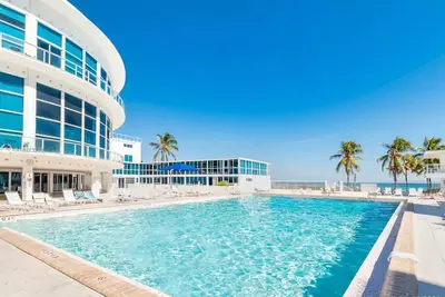 Image de Miami Beach front condo 1 bed room 1 bathroom free WiFi and free parking