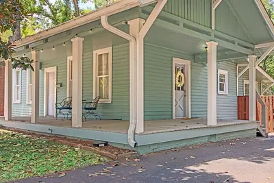 Image de The Sweet Magnolia is just blocks from both downtown Nacogdoches & Sfa campus!