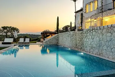 Image de Villa de luxe vue mer, coucher de soleil et piscine chauffée