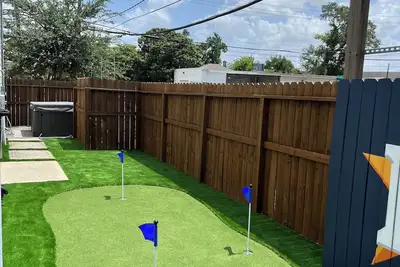 Image de Modern Design 3br 4ba ♨️Hot Tub along with Putting Green ♨️ EaDo Houston