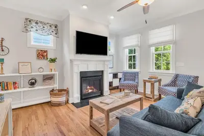 Image de Cozy Sun Filled Home / Modern Villa Near Downtown