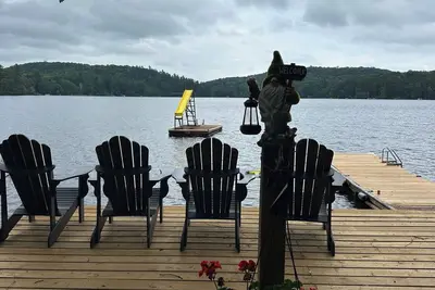 Image de Muskoka Expression — Entire Muskoka style villa with waterfront & forest