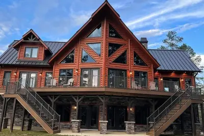 Image de 3-bedroom log cabin just steps from Lake Rhodhiss with private boat dock.