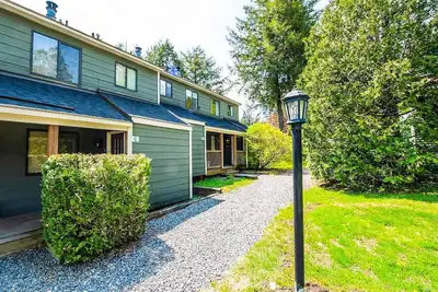 Image de 3 Story Condo Just Minutes from Mount Snow & Lake Whitingham